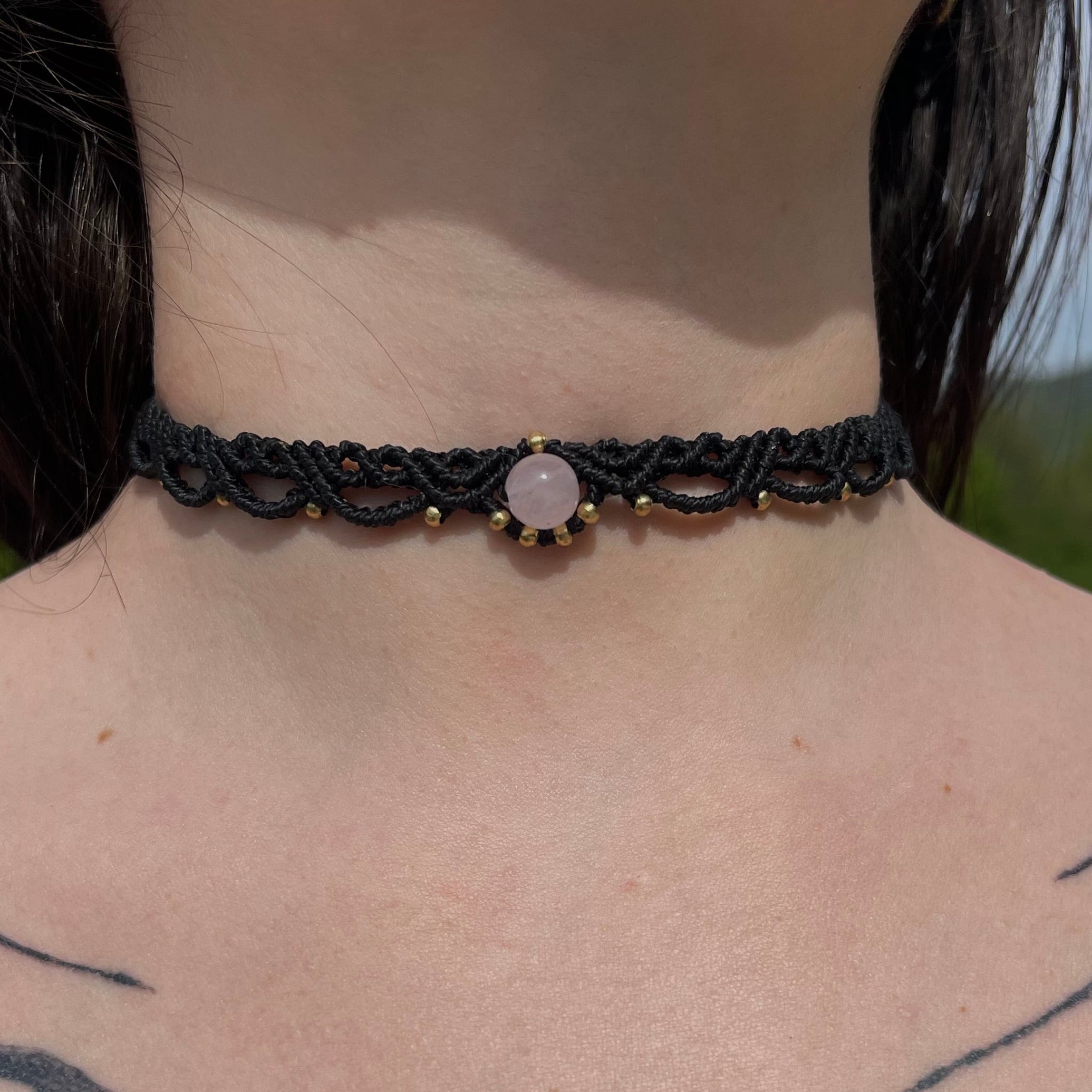 Girocollo in macramè e quarzo rosa