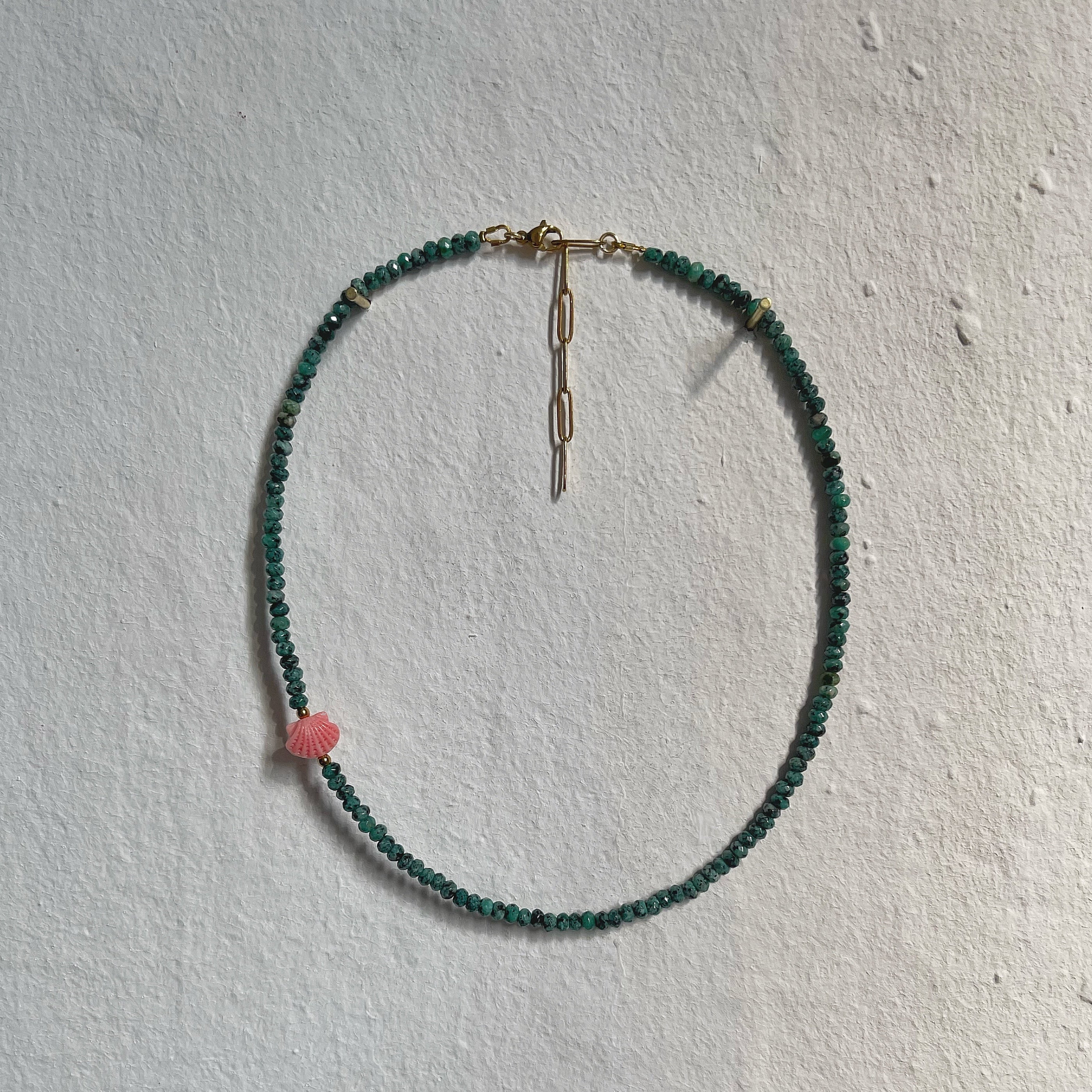 Collana giada con conchiglia