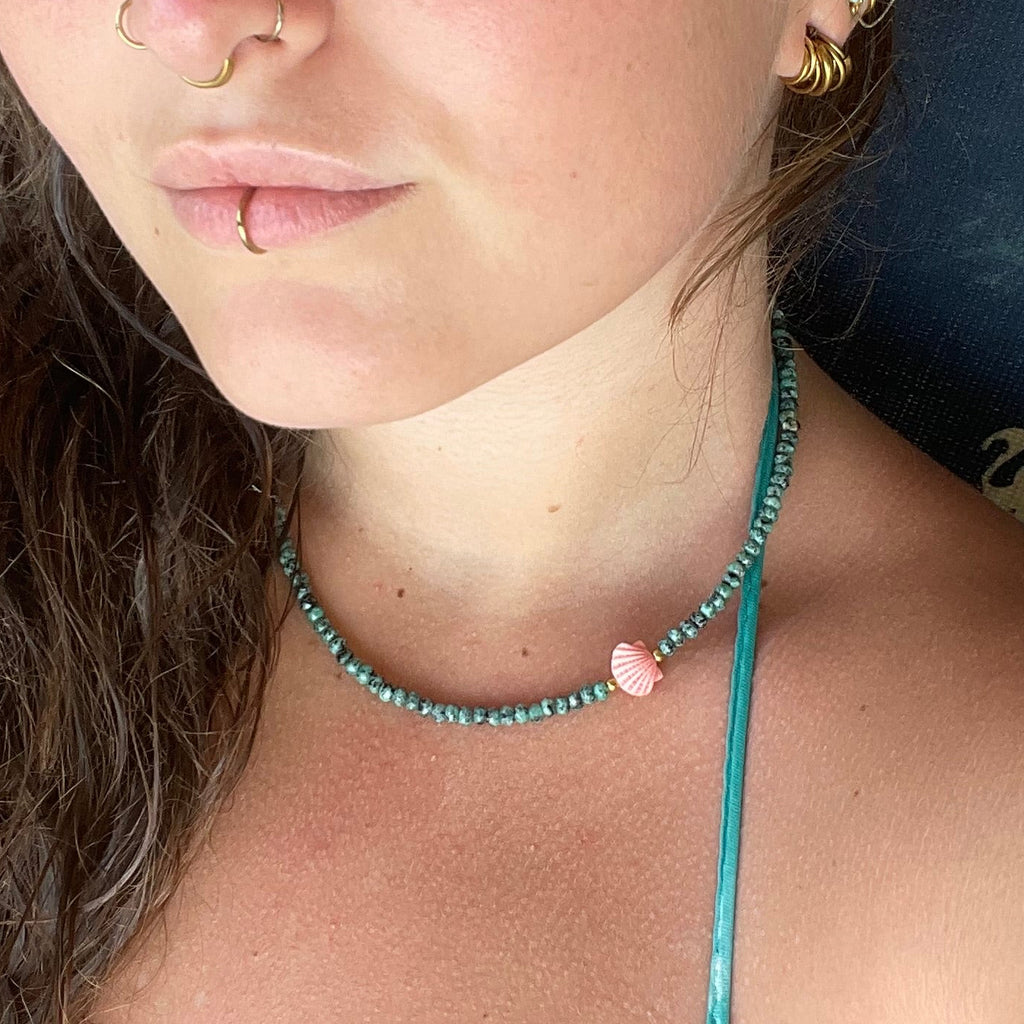 Collana giada con conchiglia
